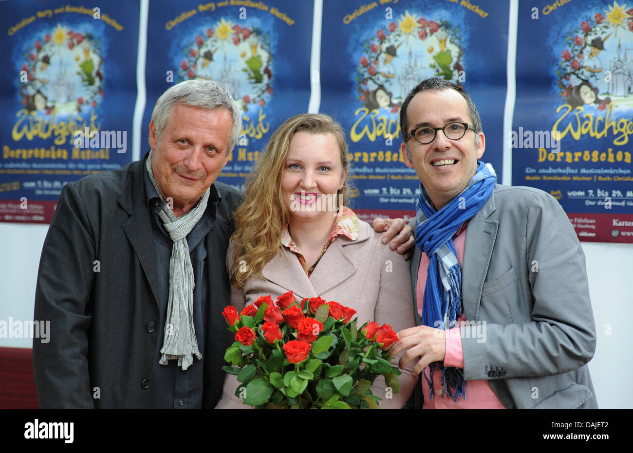 Le compositeur Konstantin Wecker (L-R), l'artiste et l'auteur Florentin Joop Christian Berg poser après une conférence de presse à Hambourg, Allemagne, 8 avril 2011. Le premier ministre de la comédie musicale "embrassé éveillé - la beauté de sommeil comédie musicale" sera le 6 mars 2011 dans la Winterhuder Fährhaus à Hambourg. Photo : Christian Charisius Banque D'Images