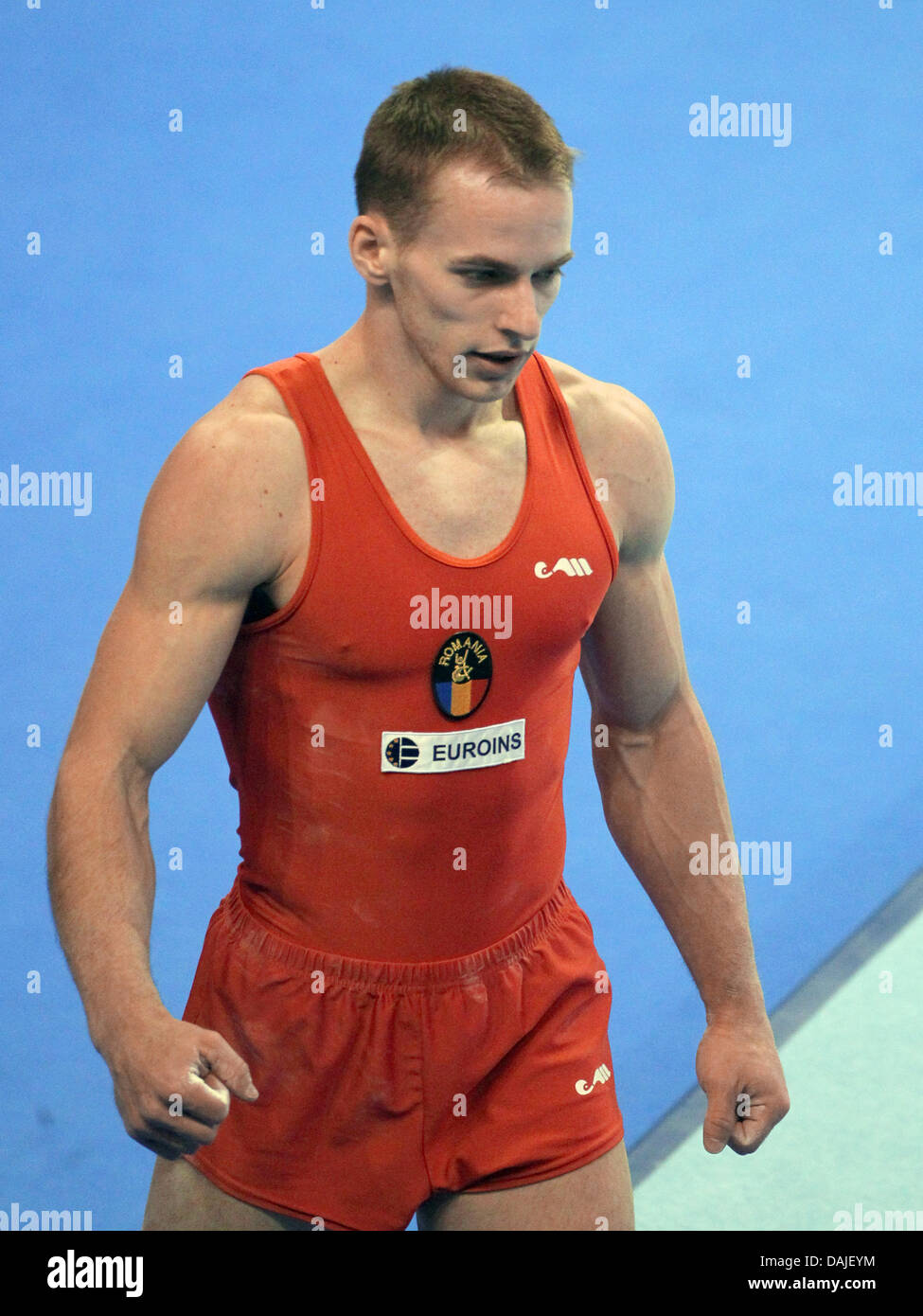 Flavius Koczi roumain le cheers après sa performance sur le plancher à l'appareil d'hommes finale du Championnat d'Europe de gymnastique en salle omnisports Max-Schmeling-Halle à Berlin, Allemagne, 9 avril 2011. PHOTO : JAN WOITAS Banque D'Images