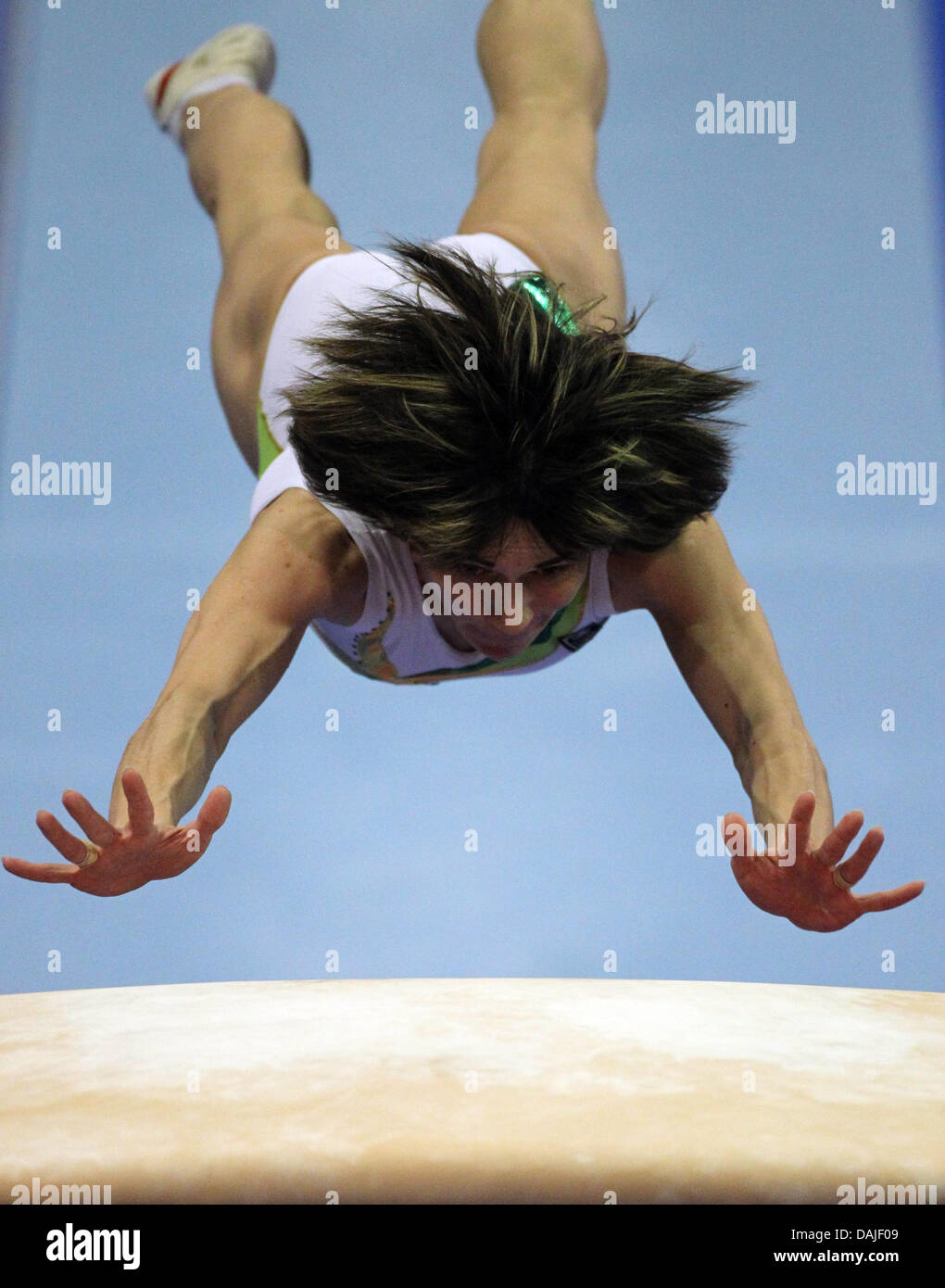 Athlète allemande Oksana Chusovitina en action au cours de l'appareil de la femme finale du Championnat d'Europe de gymnastique 2011 à la salle omnisports Max-Schmeling-halle de sport à Berlin, Allemagne, 9 avril 2011. Photo : Hannibal Hanschke Banque D'Images