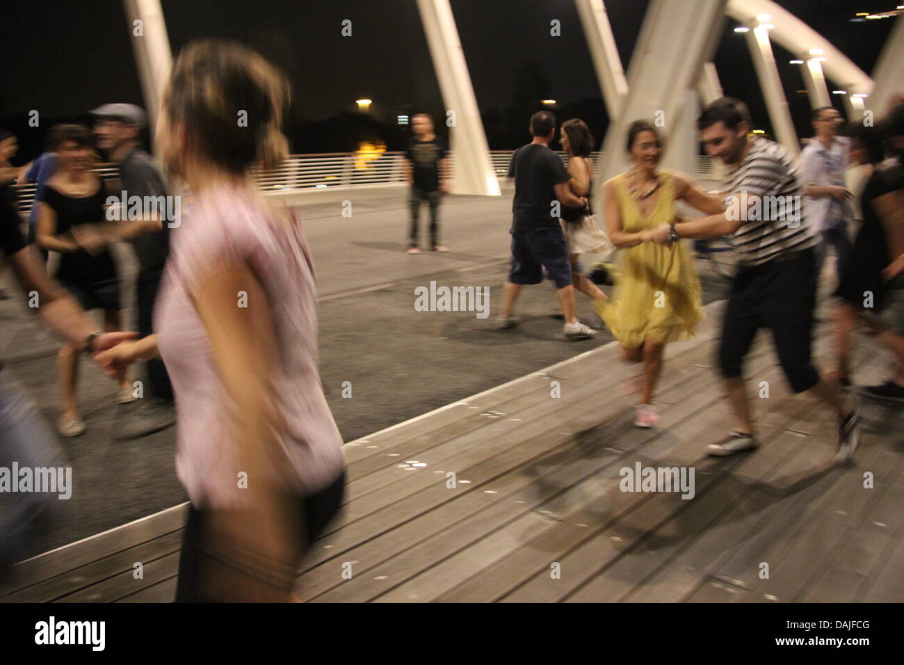 Rome, Italie. 14 juillet 2013. -La danse swing sur le pont Ponte della Musica à Rome Italie Crédit : Gari Wyn Williams / Alamy Live News Banque D'Images