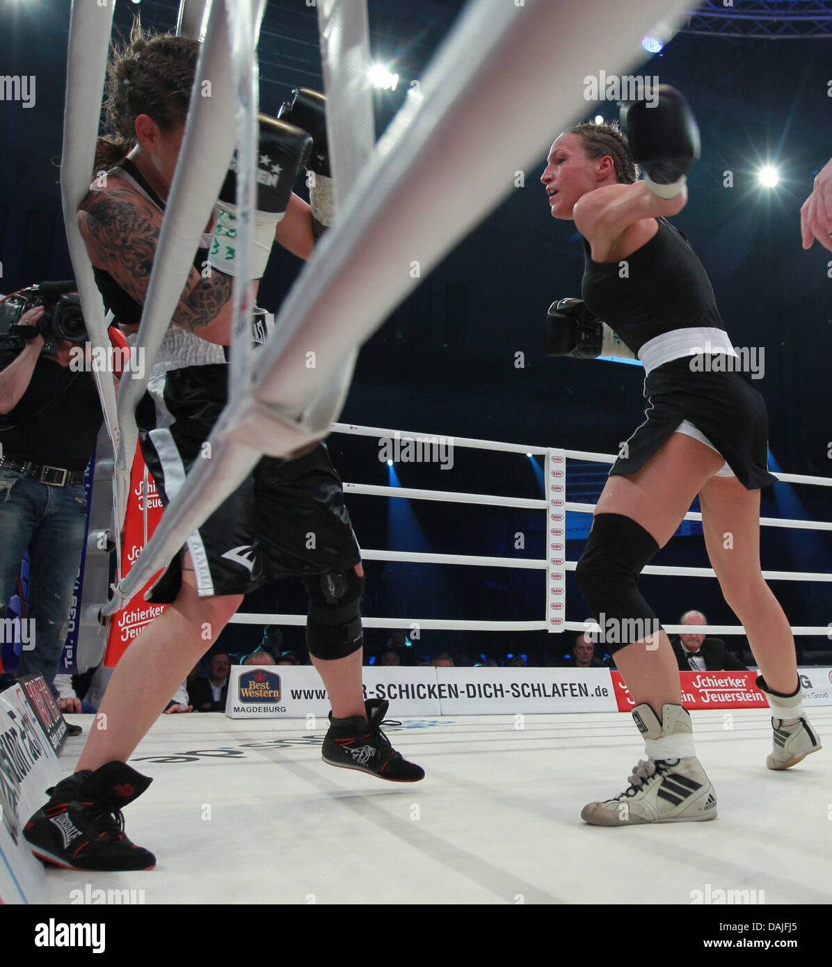 Boxeur allemand Ramona Kuehne (R) se bat son adversaire boxeur tchèque Arleta Krausova dans le women's world title match en super-plume boxe dans Magdeburg, Allemagne, 9 avril 2011. Photo : Jens Wolf Banque D'Images