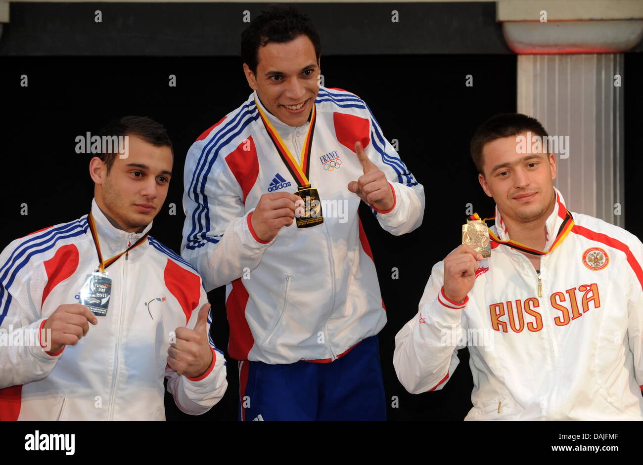 (L à R) Les athlètes français Samir ait dit, Thomas Bouhail et athlète russe Anton Golotsuskov pose sur le podium lors de la cérémonie de remise des prix à la suite de la compétition de saut d'hommes au cours de l'appareil les finales du Championnat d'Europe de gymnastique artistique 2011 à Berlin, Allemagne, 10 avril 2011.Bouhail a gagné l'or, dit argent et Golotsuskov bronce. Photo : Tim Brakemeier Banque D'Images