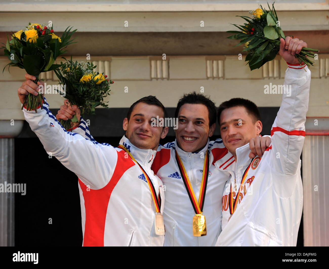 (L à R) Les athlètes français Samir ait dit, Thomas Bouhail et athlète russe Anton Golotsuskov pose sur le podium lors de la cérémonie de remise des prix à la suite de la compétition de saut hommes apparuts durant la finale du Championnat d'Europe de gymnastique artistique 2011 à Berlin, Allemagne, 10 avril 2011.Bouhail a gagné l'or, dit argent et Golotsuskov bronce. Photo : Tim Brakemeier Banque D'Images