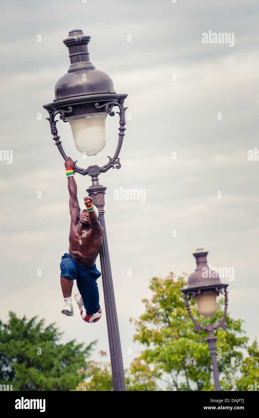 Un artiste du spectacle acrobatique près du Sacré-Cœur, Montmartre, Paris, France Banque D'Images
