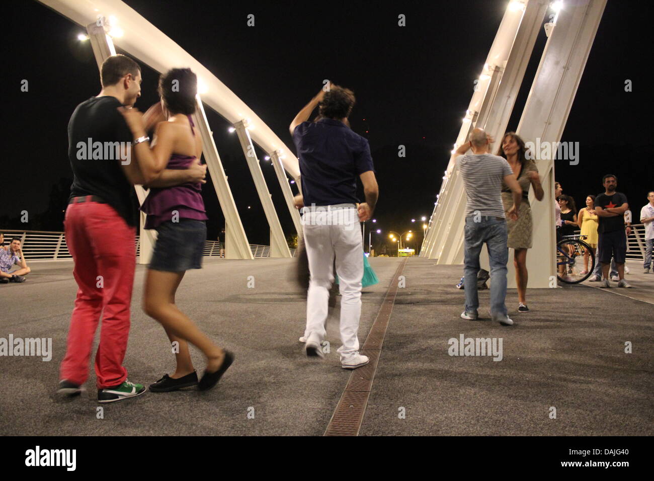 Rome, Italie. 14 juillet 2013. -La danse swing sur le pont Ponte della Musica à Rome Italie Crédit : Gari Wyn Williams / Alamy Live News Banque D'Images