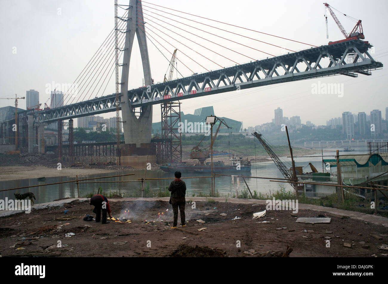 Le Qiansimen pont est en construction sur la rivière Jialing à Chongqing, Chine. 09-mai-2013 Banque D'Images