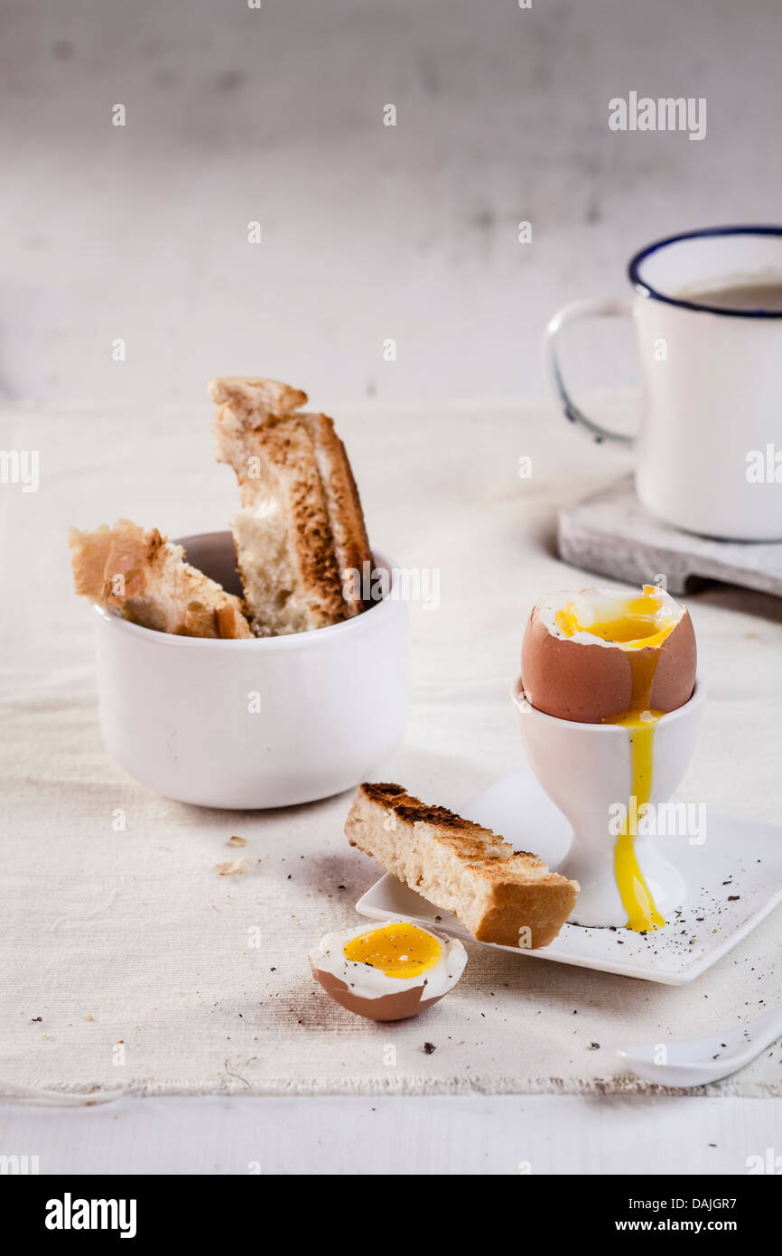 Dans l'oeuf egg cup avec du pain blanc grillé et tasse à café, Close up Banque D'Images