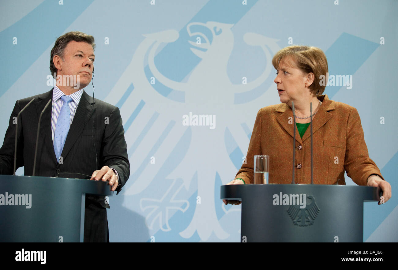 Le président colombien, Juan Manuel Santos (L), assiste à une conférence de presse avec la Chancelière Angela Merkel (CDU) à la chancellerie à Berlin, Allemagne, 13 avril 2011, Santos et Merkel se sont rencontrés pour des entretiens bilatéraux. Photo : Michael Kappeler Banque D'Images