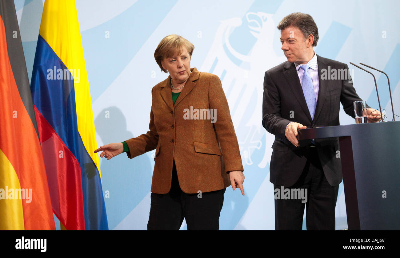 Le président colombien, Juan Manuel Santos (R), assiste à une conférence de presse avec la Chancelière Angela Merkel (CDU) à la chancellerie à Berlin, Allemagne, 13 avril 2011, Santos et Merkel se sont rencontrés pour des entretiens bilatéraux. Photo : Michael Kappeler Banque D'Images