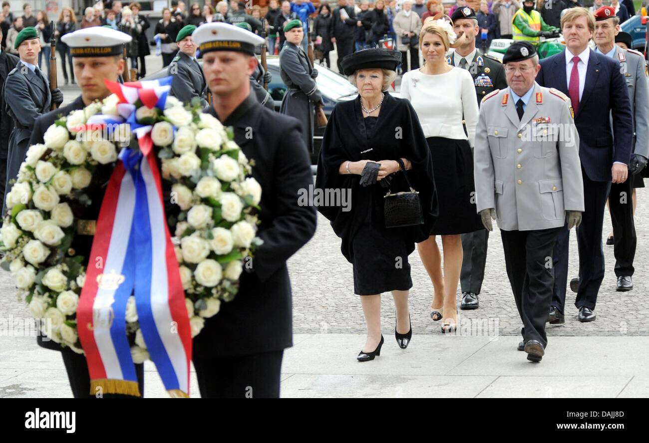 La Reine Beatrix des Pays-Bas (C), le Prince Willem-Alexander (r) et de la princesse Maxima (2e à partir de L) marcher ensemble avec l'Inspecteur général de la Bundeswehr, Guenter Weiler, à déposer une gerbe sur la 'Neue Wache' à Berlin, Allemagne, 12 avril 2011. La Reine Beatrix est sur ces quatre jours de visite d'État en Allemagne. Photo : Maurizio Gambarini Banque D'Images