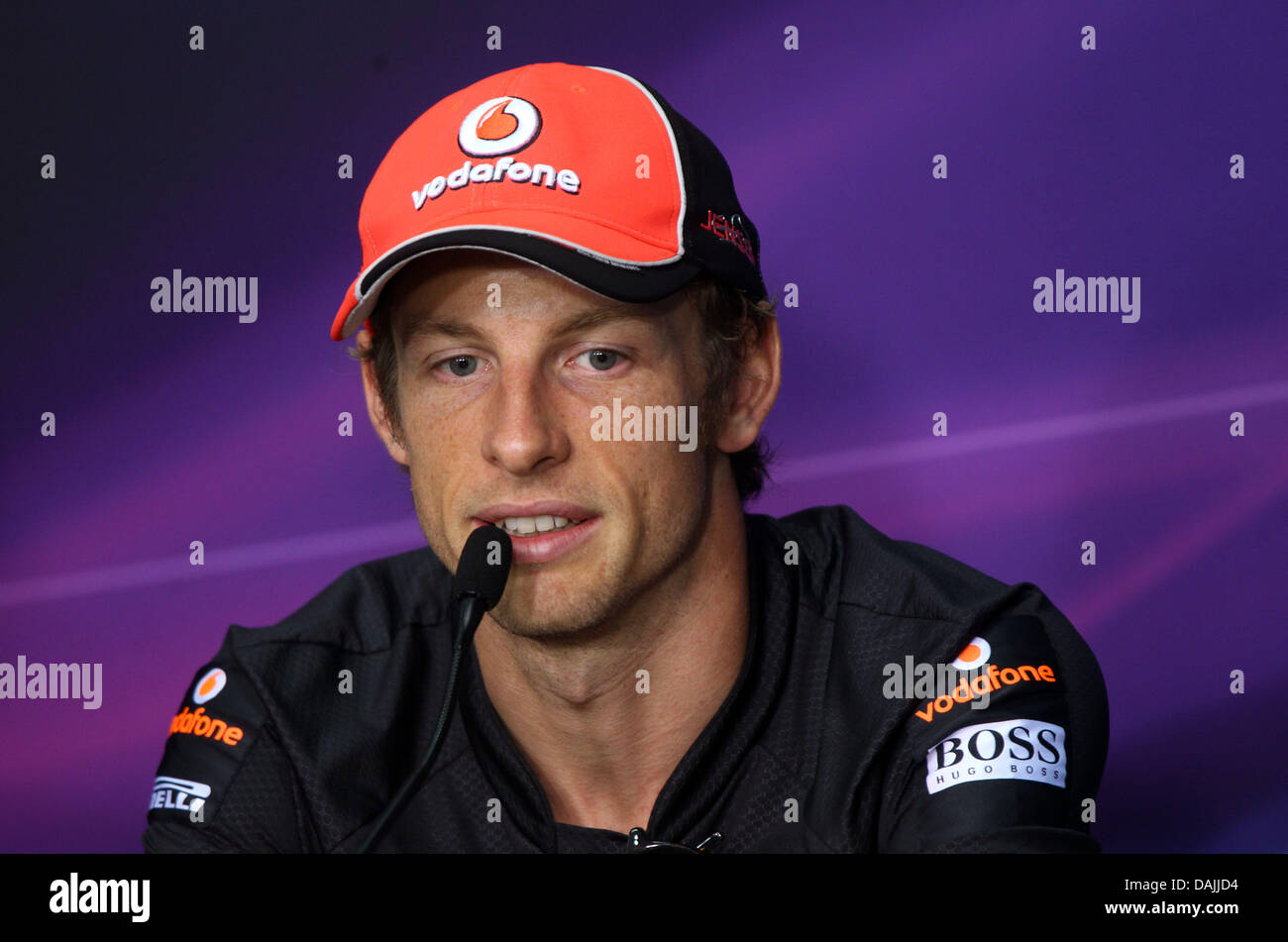 Pilote de Formule 1 britannique Jenson Button de McLaren Mercedes prend la parole à une conférence de presse à l'extérieur du circuit Sepang, Kuala Lumpur, Malaisie, 07 avril 2011. Photo : Jens Buettner Banque D'Images