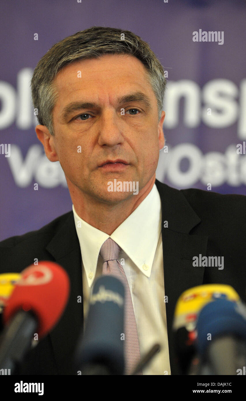 Le détective en chef Uwe Jourdain de la police Verder/Oberholz parle lors d'une conférence de presse du groupe de travail 'DEnnis' à Verden, Allemagne, 15 avril 2011. Environ dix ans après le meurtre de l'enfant Dennis, un suspect a été arrêté, qui est également soupçonné d'avoir commis d'autres meurtres. Photo : CARMEN JASPERSEN Banque D'Images