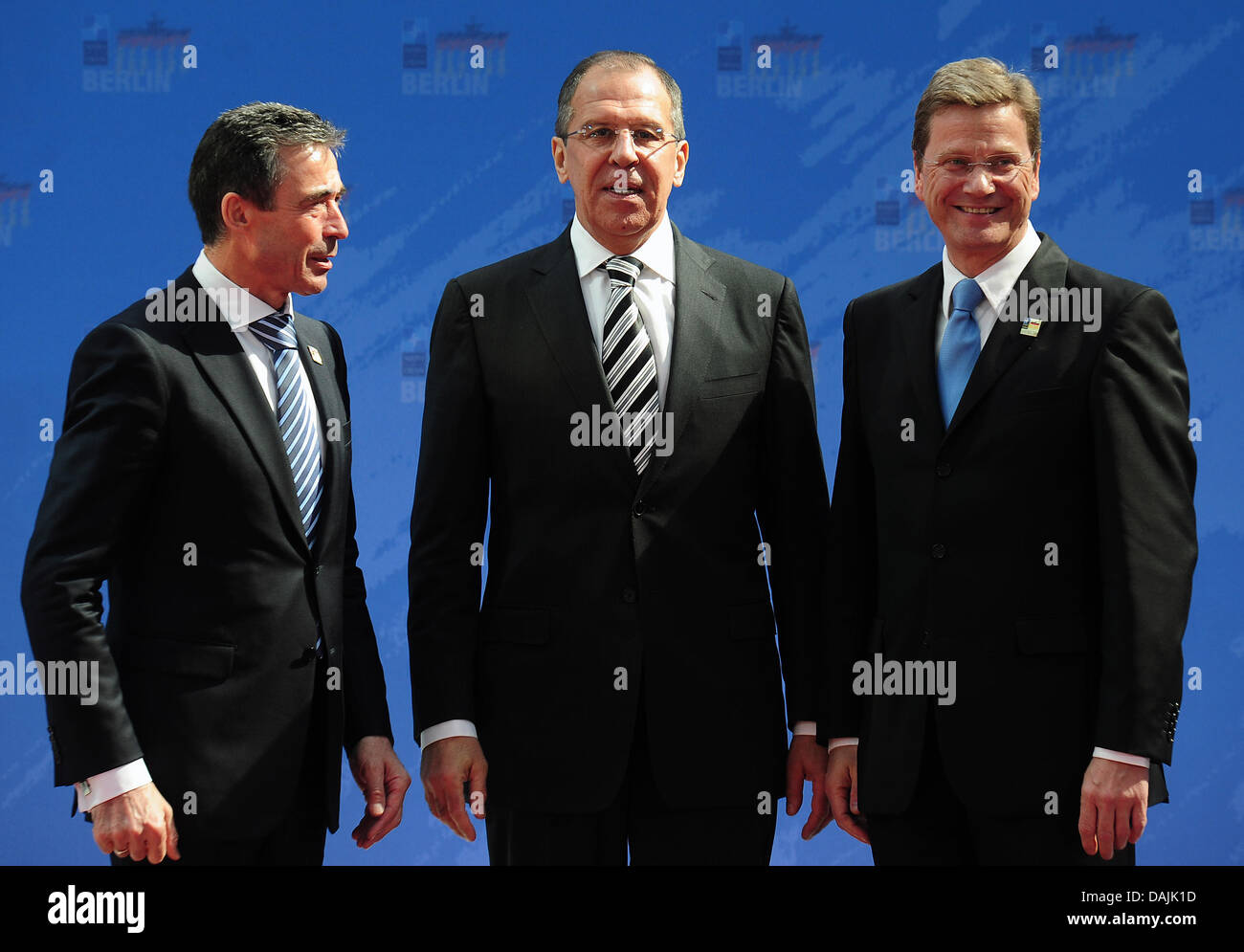 Le ministre des Affaires étrangères allemand Guido Westerwelle (r) et le Secrétaire général de l'OTAN, Anders Fogh Rasmussen (l) salue le Ministre russe des Affaires étrangères Sergueï Lavrov au cours de la réunion des ministres des affaires étrangères de l'OTAN à Berlin, Allemagne, 15 avril 2011. Les Ministres des affaires étrangères de l'OTAN se réunissent à Berlin pour discuter de leurs nouvelles actions dans le domaine de la Libye et les conflits de l'Afghanistan ainsi qu'une défense antimissile Banque D'Images