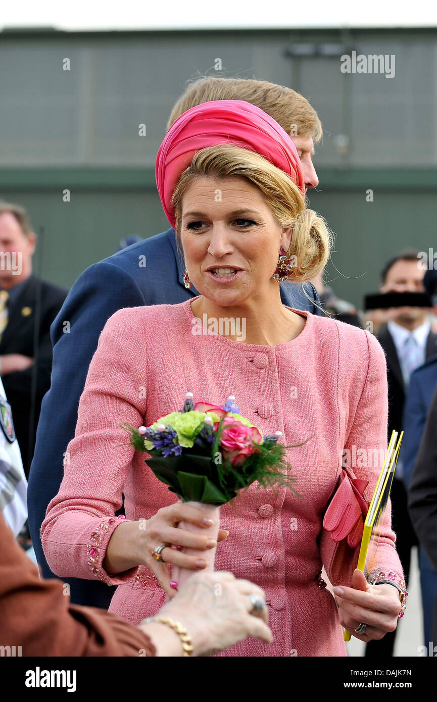 La princesse maxima des Pays-Bas arrive pour une visite d'état de quatre jours en Allemagne dans une limousine à Herzogenrath, Allemagne, 15 avril 2011. Photo : Revierfoto Banque D'Images