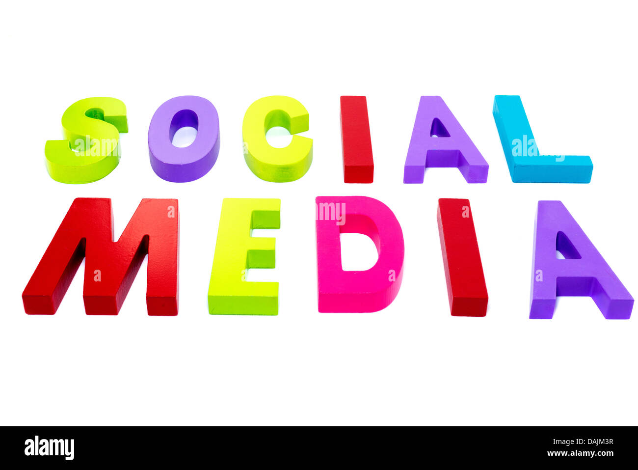 Les médias sociaux en rouge rose vert isolé sur fond blanc texte Banque D'Images