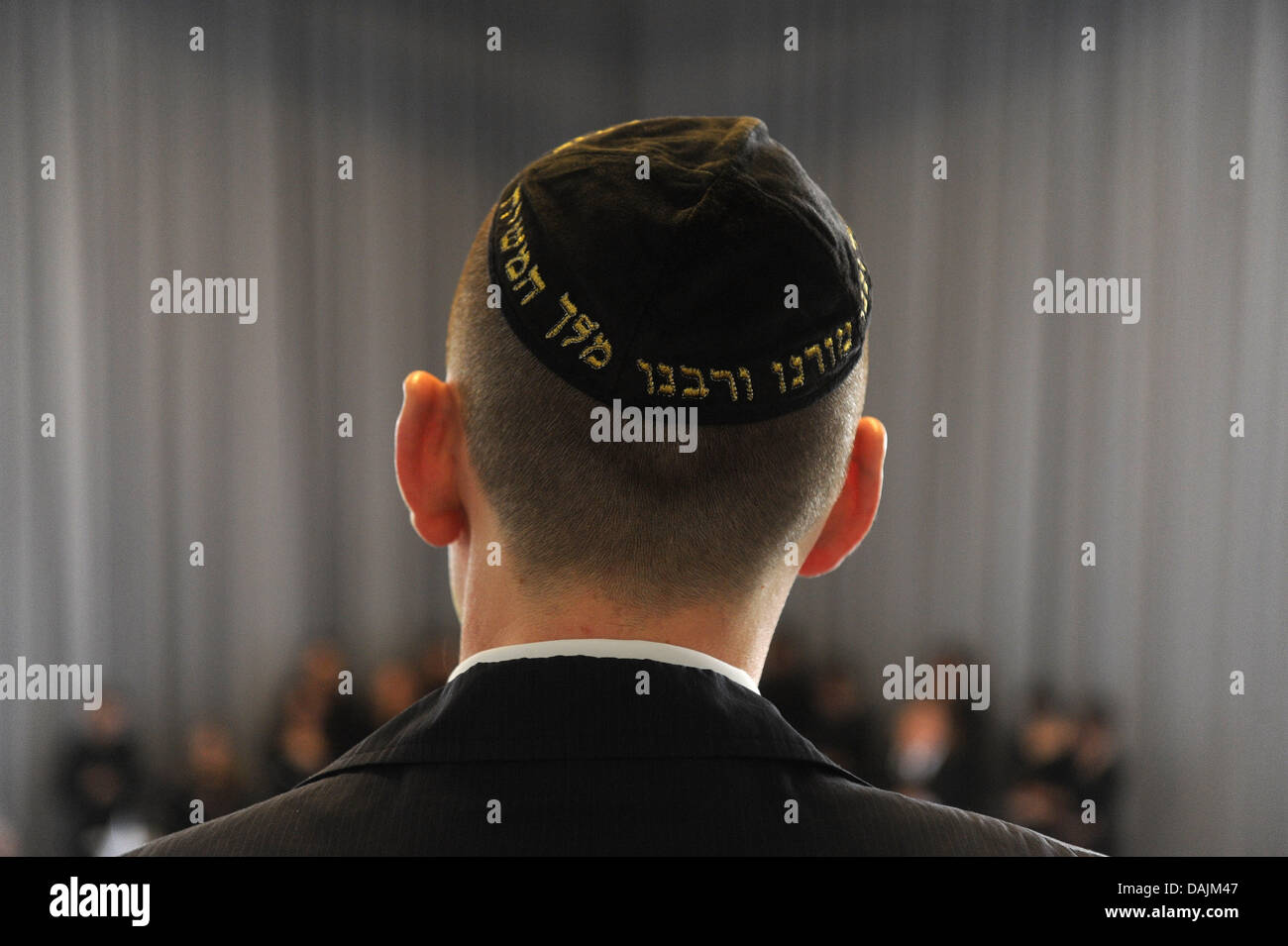 Un membre de la congrégation juive prend part à l'inauguration de l'ceremmony la première femme rabbin en Allemagne depuis l'Holocauste dans la région de Oldenburg, Allemagne, 27 mars 2011. Photo : Ingo Wagner Banque D'Images