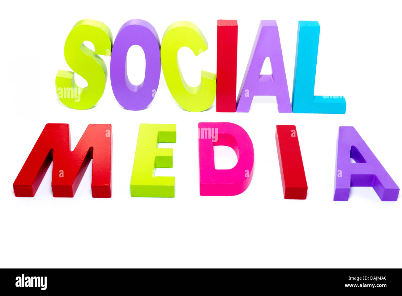 Les médias sociaux en rouge rose vert isolé sur fond blanc texte Banque D'Images