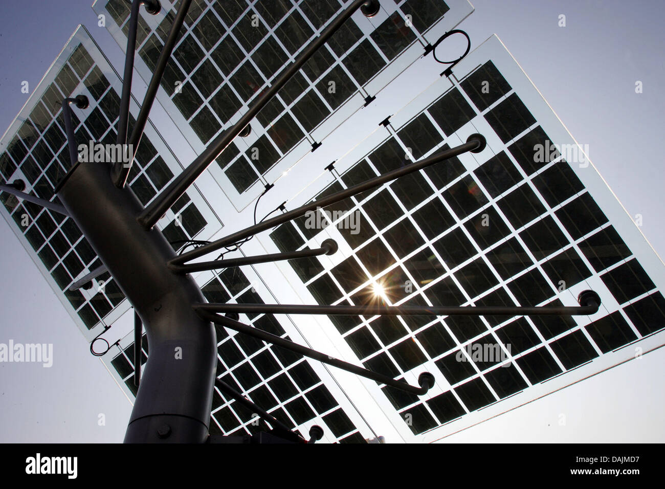 (Afp) - Une archive photo, datée du 9 septembre 2005, montre l'installation photovoltaïque de la société de technologie solaire SMA dans Niestal, Allemagne. Photo : Uwe Zucchi Banque D'Images