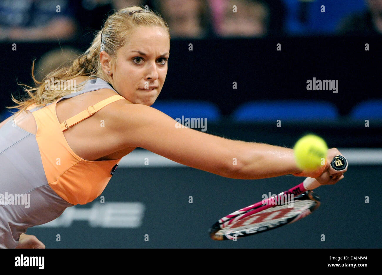 Le professionnel de tennis allemande Sabine Lisicki joue un revers lors du match contre le Li de la Chine au deuxième tour de l'tournoi WTA à Porsche-Arena à Stuttgart, Allemagne, 20 avril 2011. Lisicki a gagné en deux sets, 6-4, 7-5, et atteint les quarts de finale. PHOTO : MARIJAN MURAT Banque D'Images