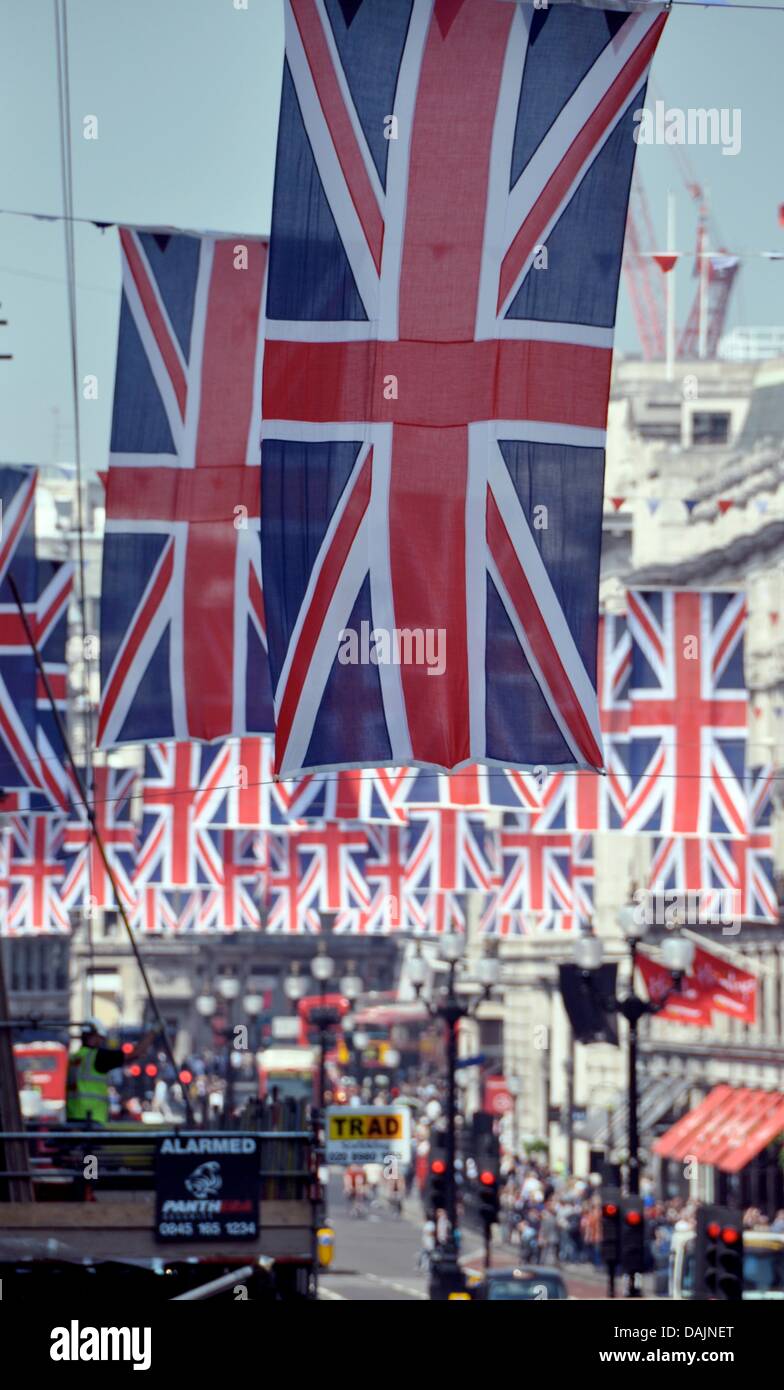 Drapeaux flottant sur Regent Street à Londres, Angleterre, 21 avril 2011. Le 29 avril 2011, le Prince William et Kate Middleton vont se marier. Photo : Cordula Donhauser Banque D'Images