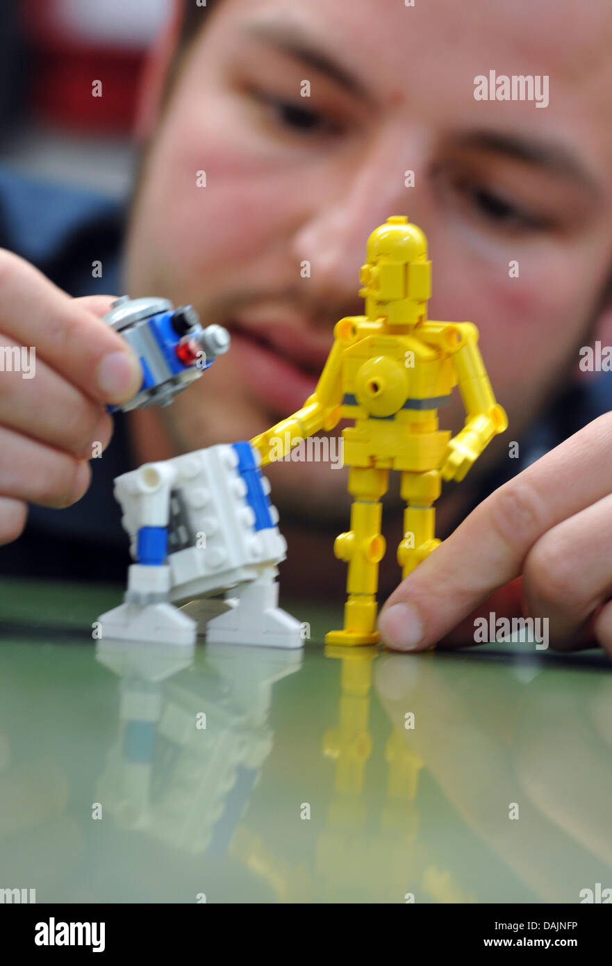 Stefan Bentivoglior met sur pied le robot R2D2 de Guenzburg, Allemagne, 7 avril 2011. Le 9 avril, Legoland Allemagne 18 dans sa nouvelle saison. Le parc a été prolongée en taille et enrichi d'un Star Wars zone qui sera ouverte au public du 2 juin 2011. Photo : LEGOLAND Deutschland Banque D'Images