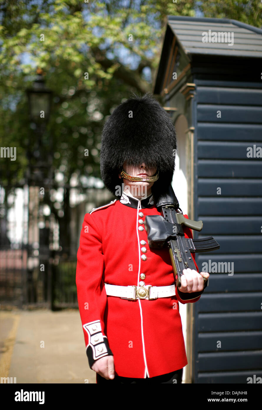 Un agent de la Queen's royal patrouilles de garde devant le palais de Buckingham à Londres, Grande-Bretagne, 20 avril 2011. Le prince William et Kate Middleton sont dus à la fin de Londres, le vendredi 29 avril 2011. Photo : Rolf Vennenbernd Banque D'Images