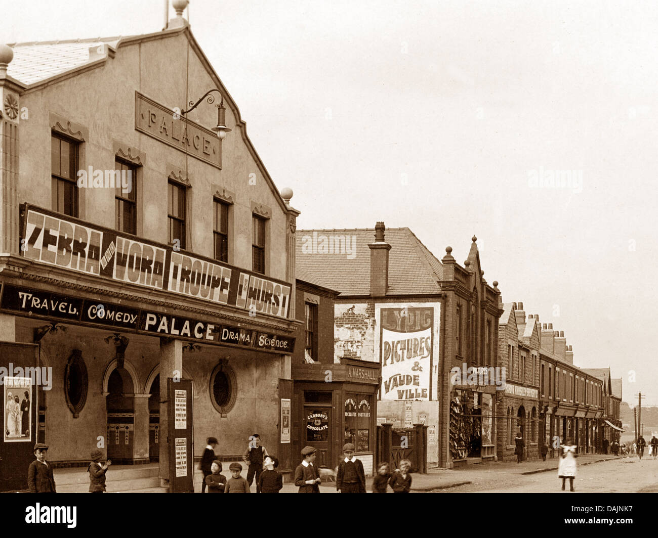 Laughton Dinnington Road au début des années 1900, le cinéma Palace Banque D'Images