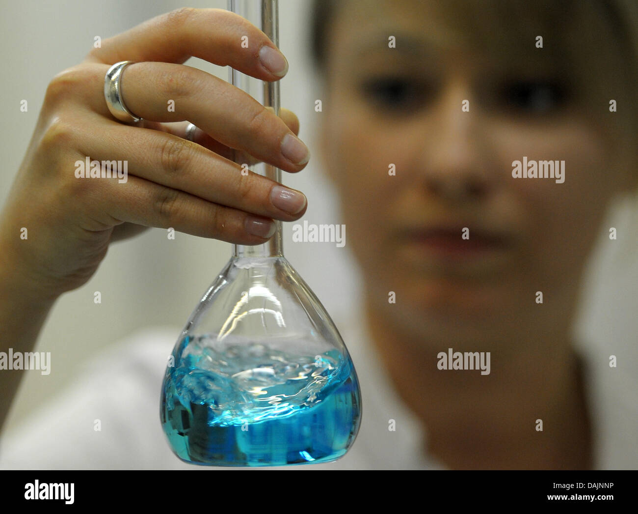 Un assistant travaille au laboratoire pour les maladies rares de l'hôpital universitaire de Heidelberg, Allemagne, 13 avril 2011. Le centre a ouvert ses portes le 15 avril et réunit des chercheurs de différents domaines. La principale préoccupation porte davantage sur le rein et maladies rares du métabolisme ainsi que les rhumatismes et les maladies auto-immunes. Photo : Ronald Wittek Banque D'Images