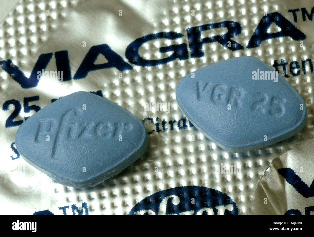 Un fichier photo datée du 9 septembre 2003 montre de viagra à Karlsruhe, Allemagne. Un réseau international de trafiquants a été découvert par le bureau des procureurs publics à Stuttgart. Parmi les plus populaires choses traitées a été Viagra. Photo : Uli Deck Banque D'Images