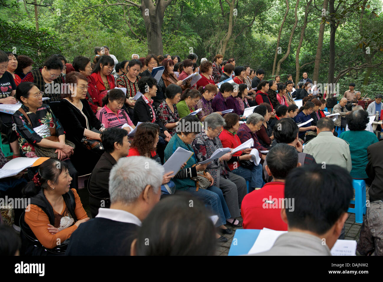 La retraite et les personnes chantent à Shapingba jardin public à Chongqing, Chine. 10-mai-2013 Banque D'Images