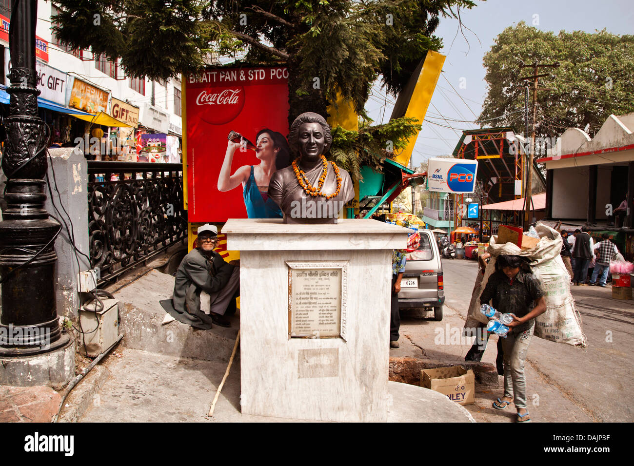 Buste d'Indira Gandhi l'ancien premier ministre de l'Inde, Mall Road, Mussoorie, Uttarakhand, Inde Banque D'Images