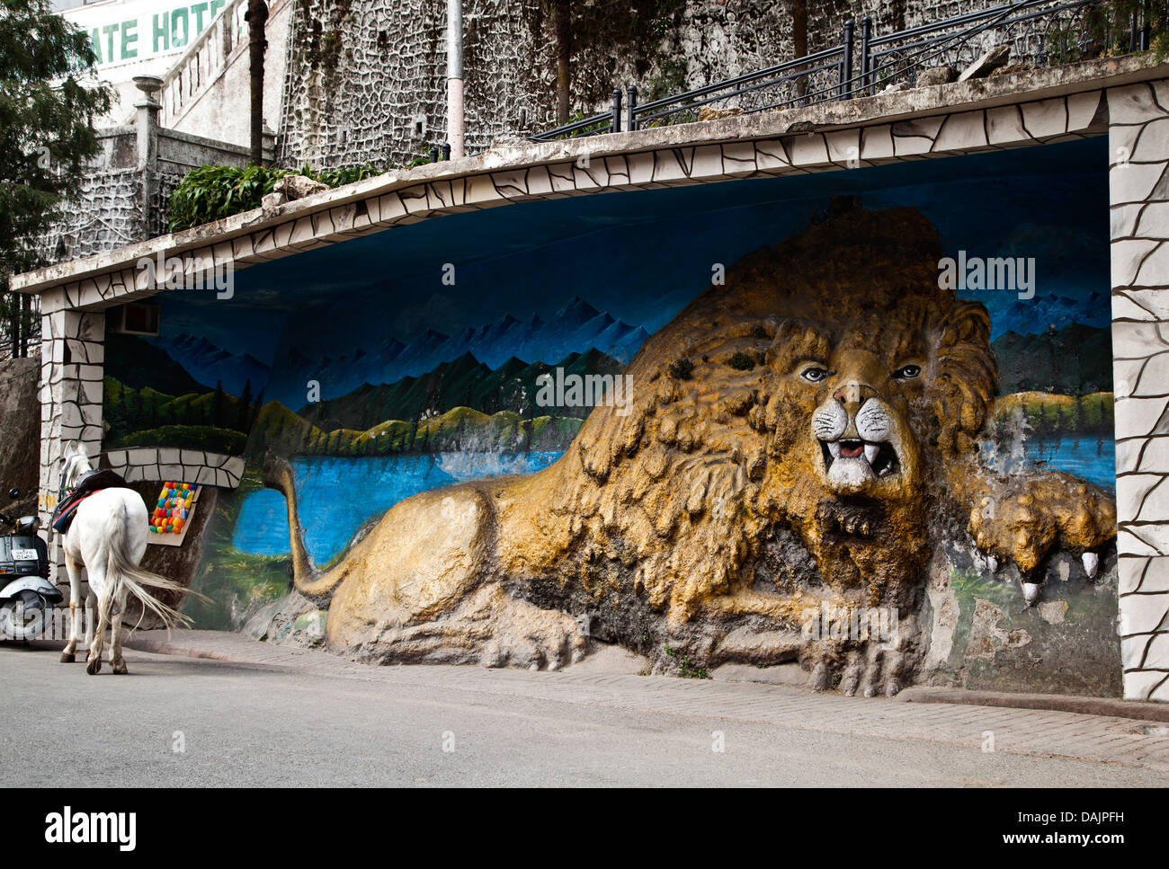 Rock-cut sculpture du lion près de Vasu Cinéma, Mall Road, Mussoorie, Uttarakhand, Inde Banque D'Images