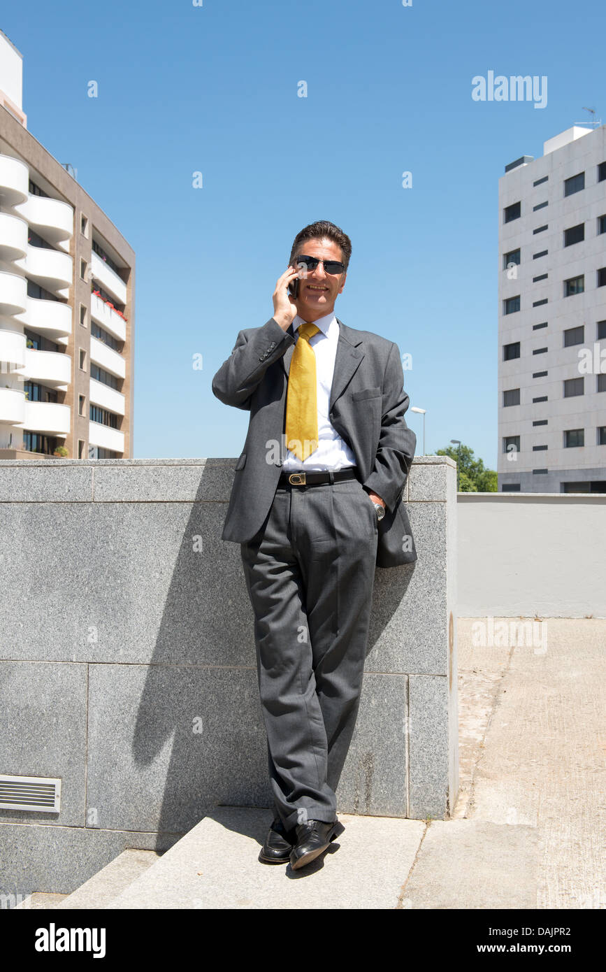 Businessman outdoors with cellphone Banque D'Images