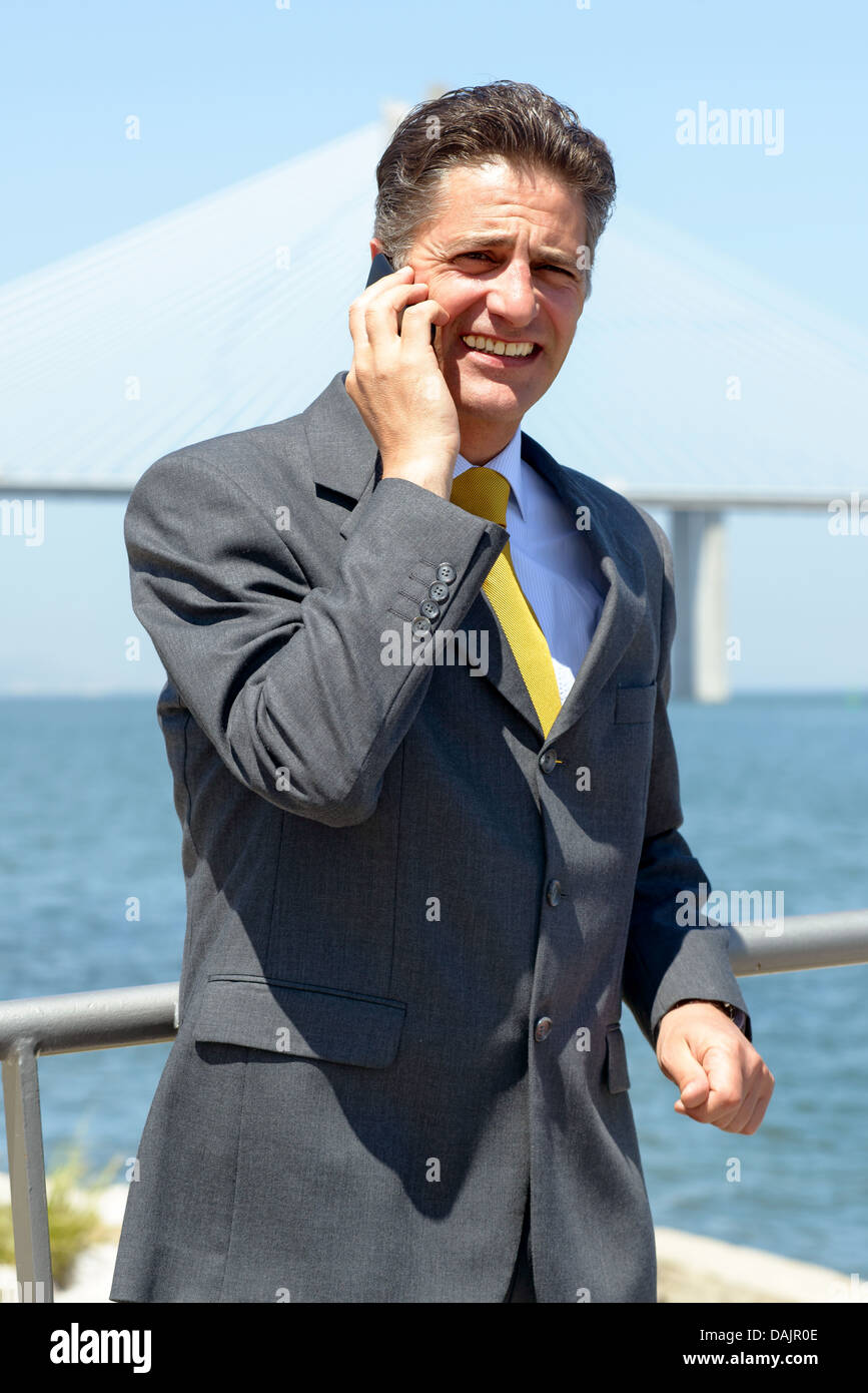 Businessman outdoors with cellphone Banque D'Images