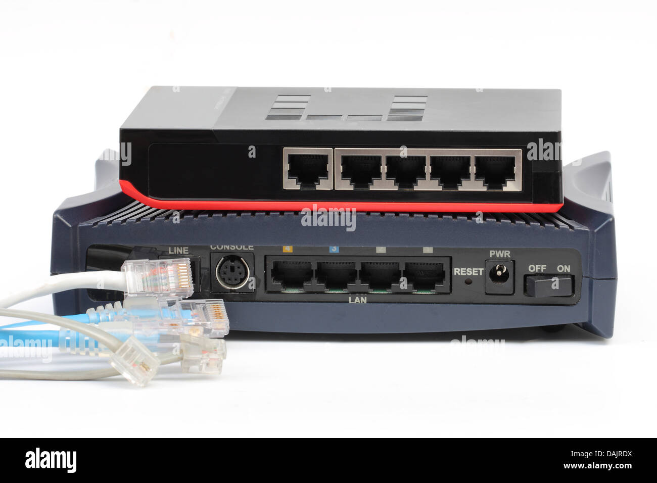 Commutateur Ethernet et modem routeur isolés se connecter au réseau local sur le fond blanc Banque D'Images Commutateur Ethernet et modem routeur isolés se connecter au réseau local sur le fond blanc Banque D'Images