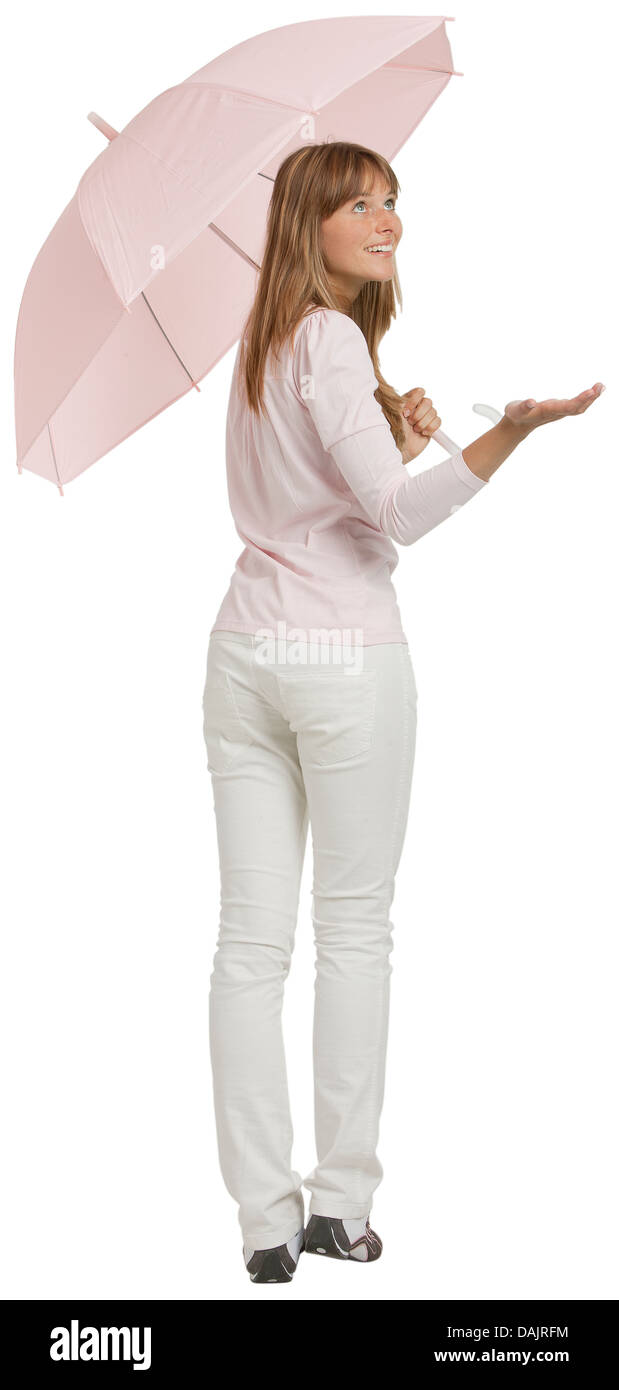 Jeune femme avec parapluie contrôler pour la pluie, smiling Banque D'Images