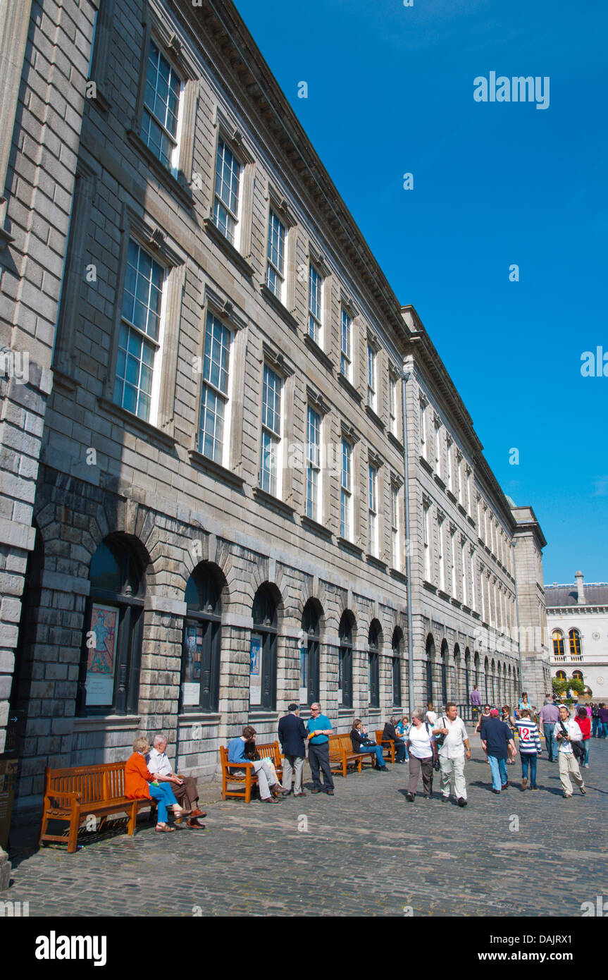 Ancienne Bibliothèque bâtiment contenant Livre de Kells les Boursiers square Trinity college university area centre de Dublin Irlande Europe Banque D'Images