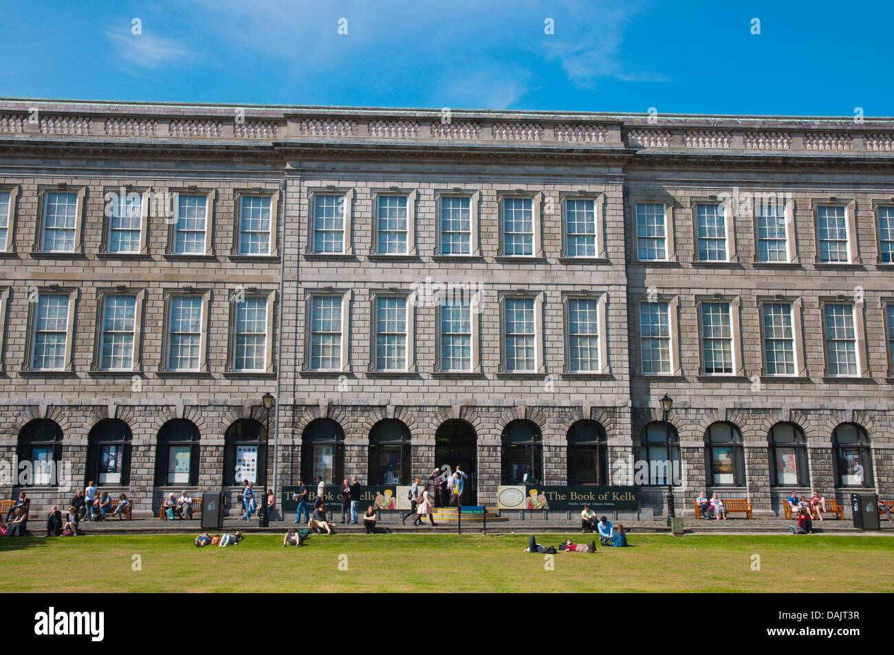 Ancienne Bibliothèque bâtiment contenant Livre de Kells les Boursiers square Trinity college university area centre de Dublin Irlande Europe Banque D'Images
