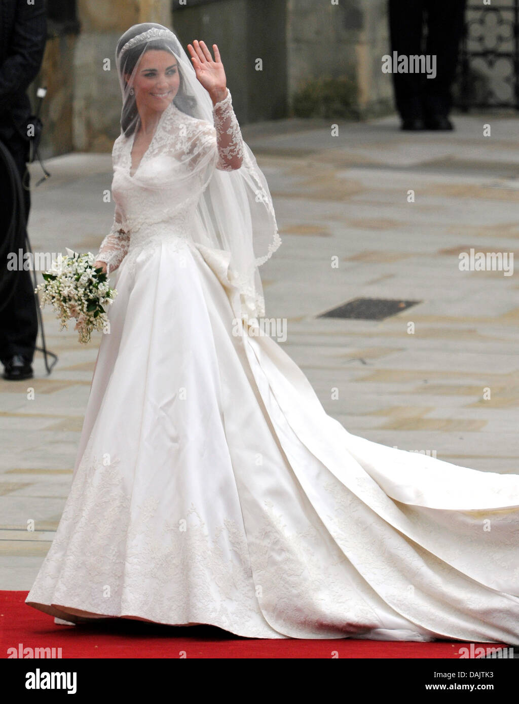 L'épouse Kate Middleton arrive à l'abbaye de Westminster pour son mariage avec le Prince William à Londres, Grande-Bretagne, 29 avril 2011. Quelque 1 900 clients ont été invités à la cérémonie de mariage royal. Photo : Boris Roessler dpa Banque D'Images