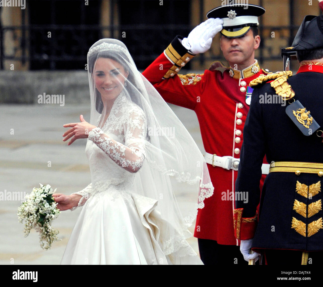 L'épouse Kate Middleton arrive à l'abbaye de Westminster pour son mariage avec le Prince William à Londres, Grande-Bretagne, 29 avril 2011. Quelque 1 900 clients ont été invités à la cérémonie de mariage royal. Photo : Boris Roessler dpa Banque D'Images