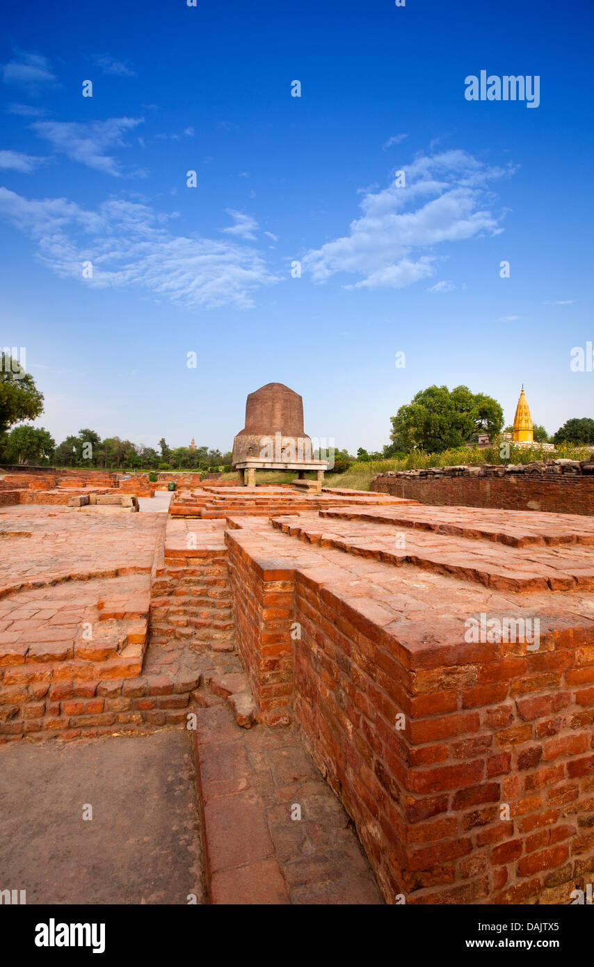 Ruines de site archéologique avec Stupa Dhamek en arrière-plan, Manauti Stupa, Sarnath, Varanasi, Uttar Pradesh, Inde Banque D'Images