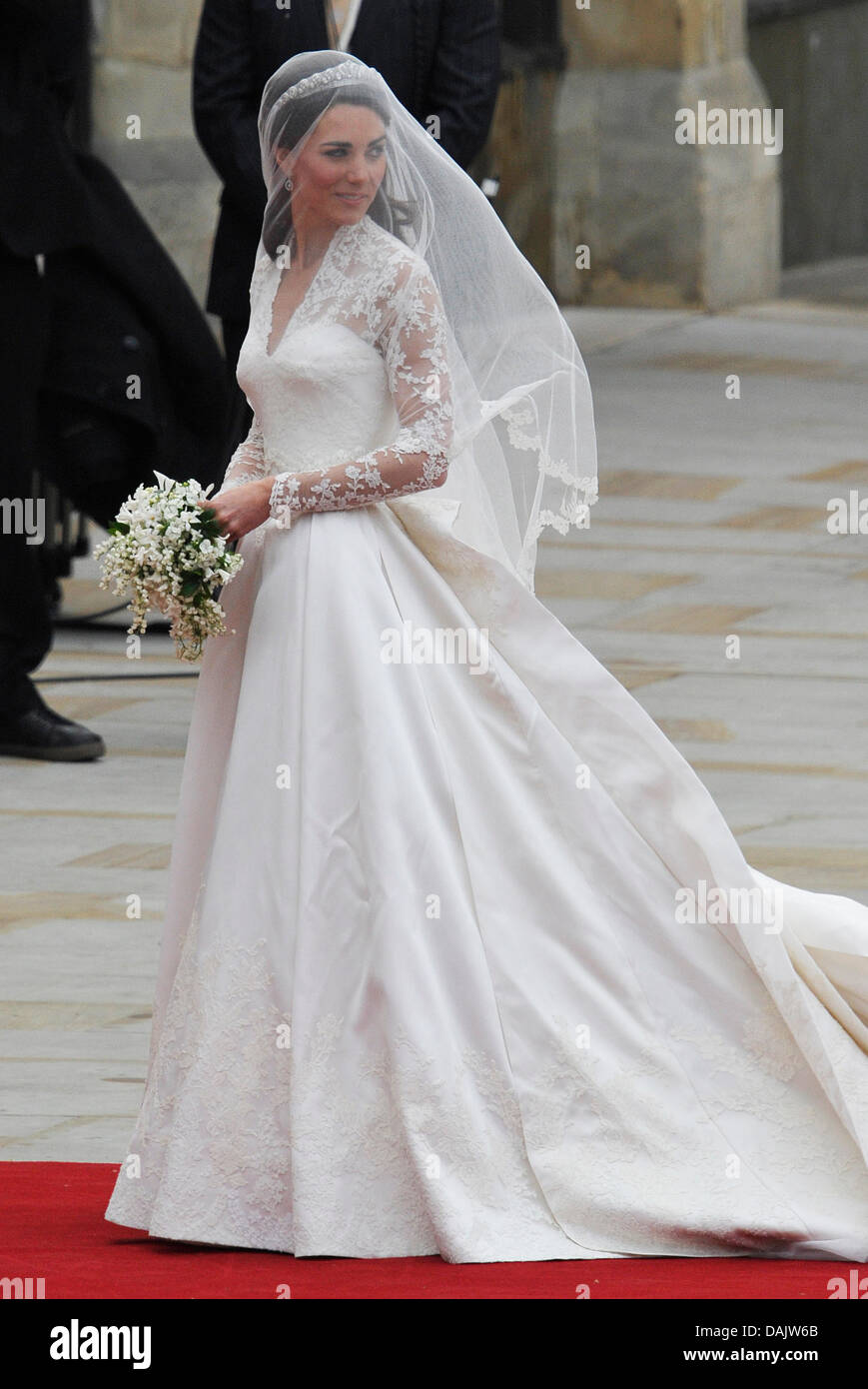 L'épouse Kate Middleton arrive à l'abbaye de Westminster pour son mariage avec le Prince William à Londres, Grande-Bretagne, 29 avril 2011. Quelque 1 900 clients ont été invités à la cérémonie de mariage royal. Photo : Boris Roessler dpa Banque D'Images