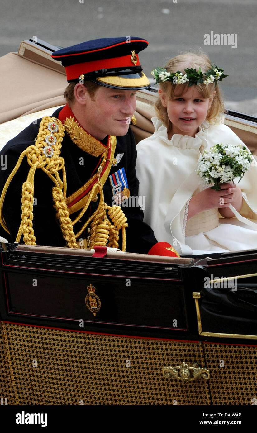 Le prince Harry et demoiselles Lady Louise Windsor promenade en calèche de l'abbaye de Westminster à Buckingham Palace à Londres, Grande-Bretagne, 29 avril 2011, après leur cérémonie de mariage. Quelque 1900 personnes ont suivi la cérémonie de mariage du Prince William et Kate Middleton dans l'église. Frank May Photo afp Banque D'Images