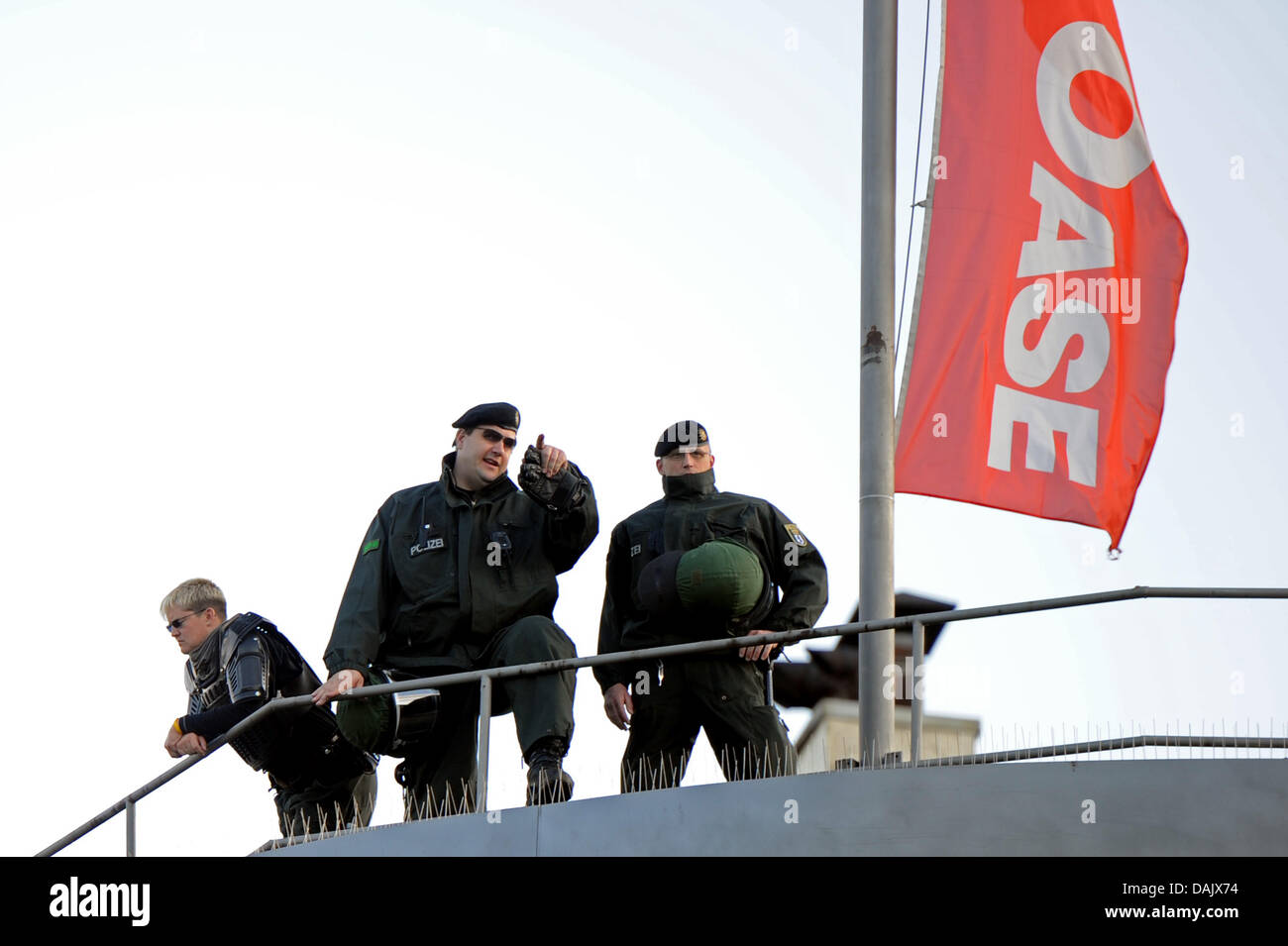 Les agents de police sont au toit d'un immeuble de bureaux à la journée mai révolutionnaire manifestation à Berlin, Allemagne, 1 mai 2011. Photo : Tobias Kleinschmidt dpa/lbn Banque D'Images