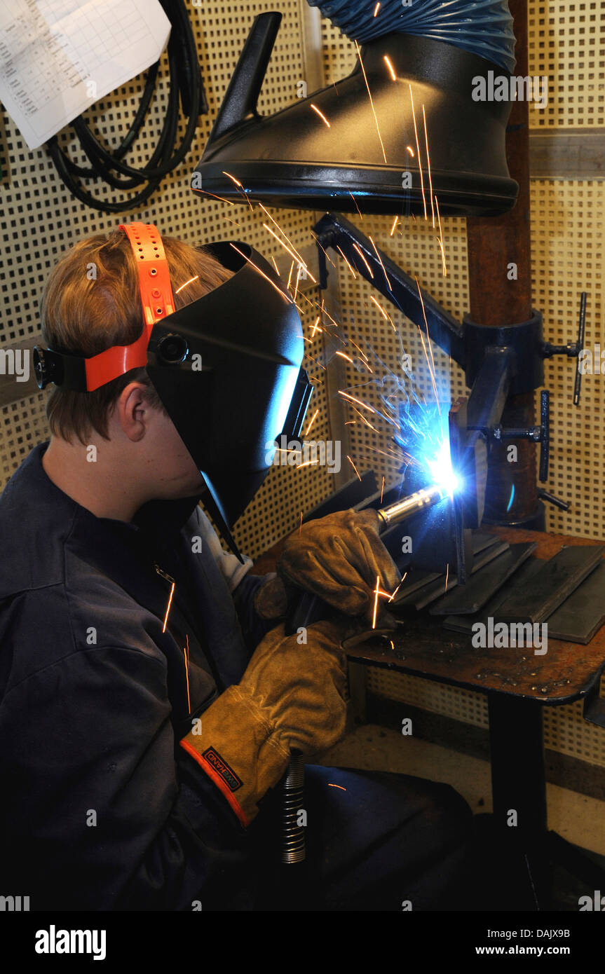Man welding dans une école de formation professionnelle Banque D'Images