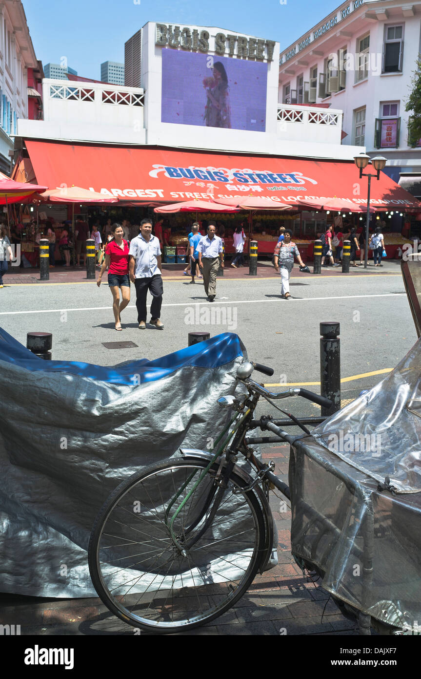 Édifice du marché de Bugis Street dh BUGIS STREET SINGAPOUR Entrée de gens qui traversent les rues de pousse-pousse vélo route Banque D'Images