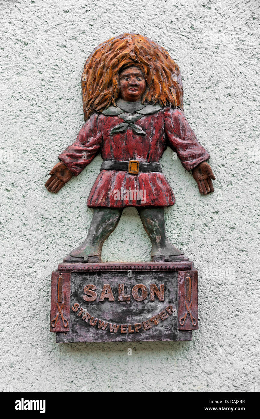 L'allégement en bois, Struwwelpeter figure sur un mur en face d'un salon de coiffure Banque D'Images