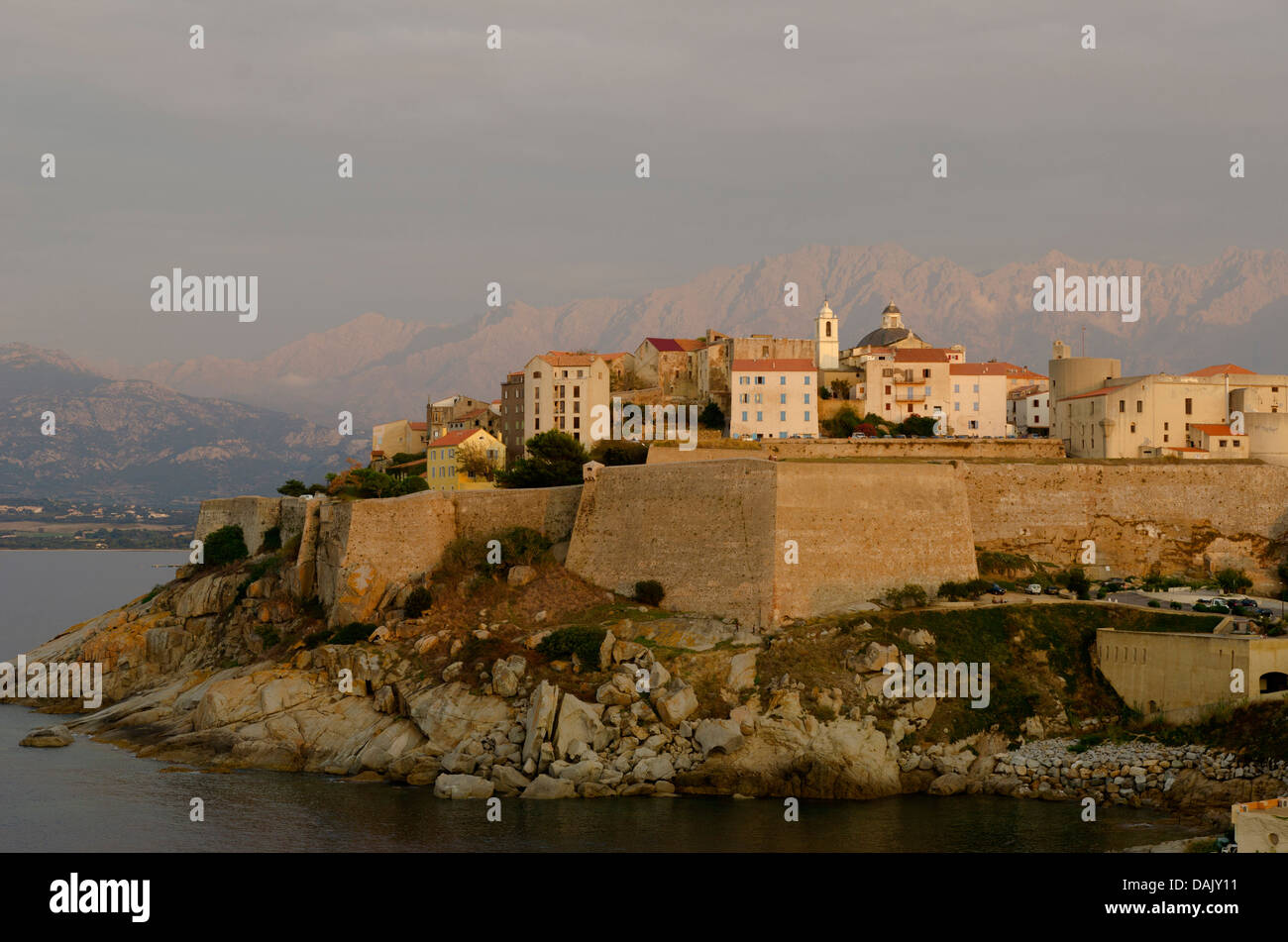 La citadelle (château) de Calvi entourée par la mer méditerranée devant les montagnes escarpées de la Corse. Calvi est dans le Banque D'Images