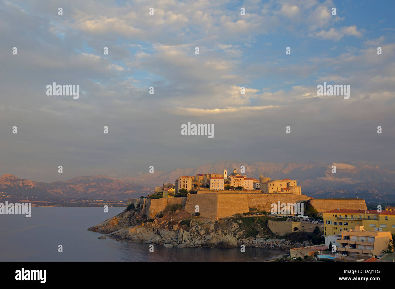 La citadelle (château) de Calvi entourée par la mer méditerranée devant les montagnes escarpées de la Corse. Calvi est dans le Banque D'Images