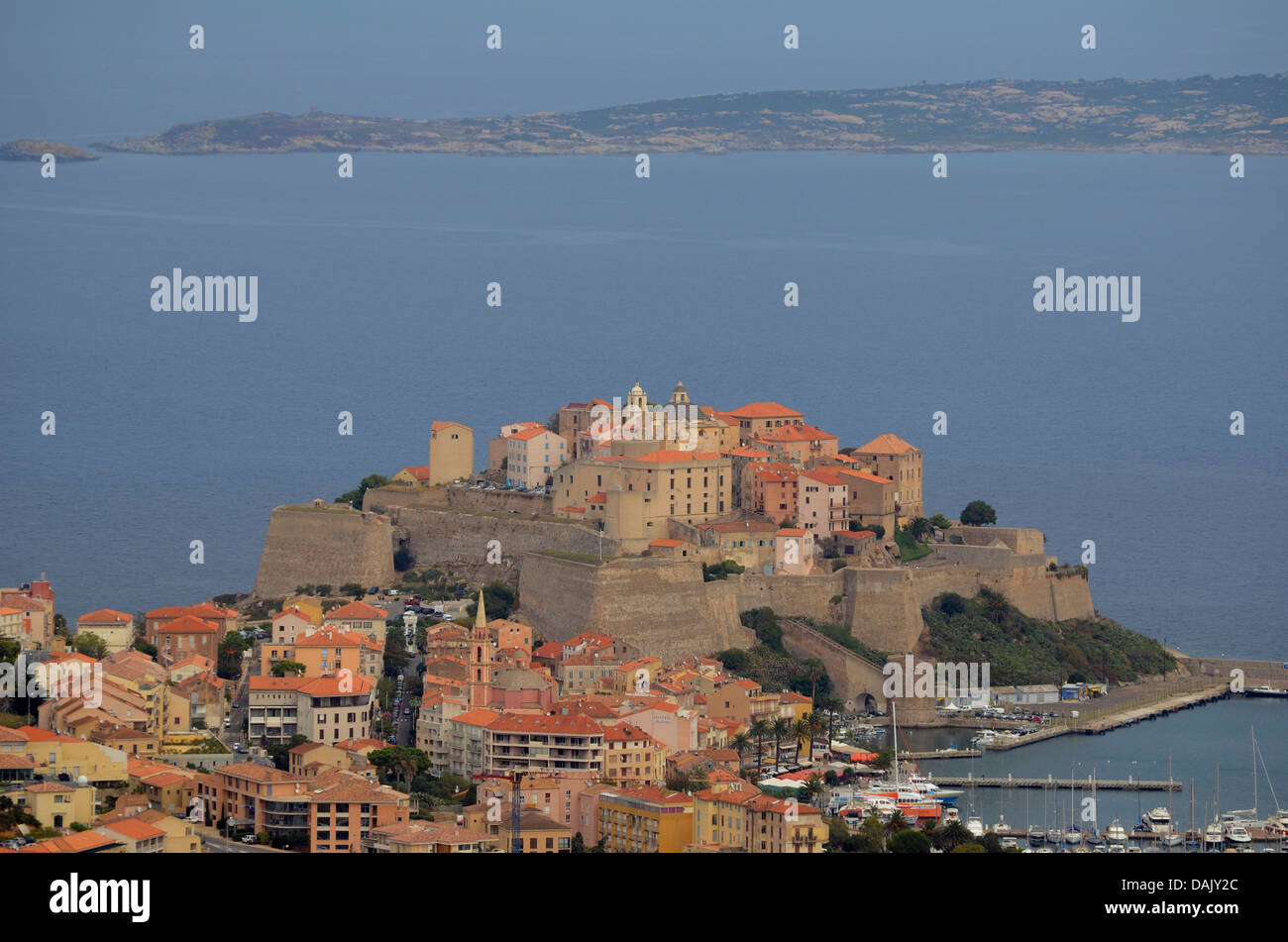 La citadelle (château) de Calvi entourée par la mer méditerranée. Calvi est dans le département Haute-Corse, France sur la Banque D'Images